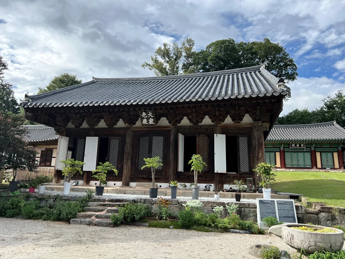 A house with a large front yard related to A comprehensive guide to in Korea